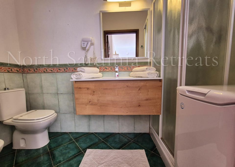 Shower, Toilet, Bathroom, bidet, towels
