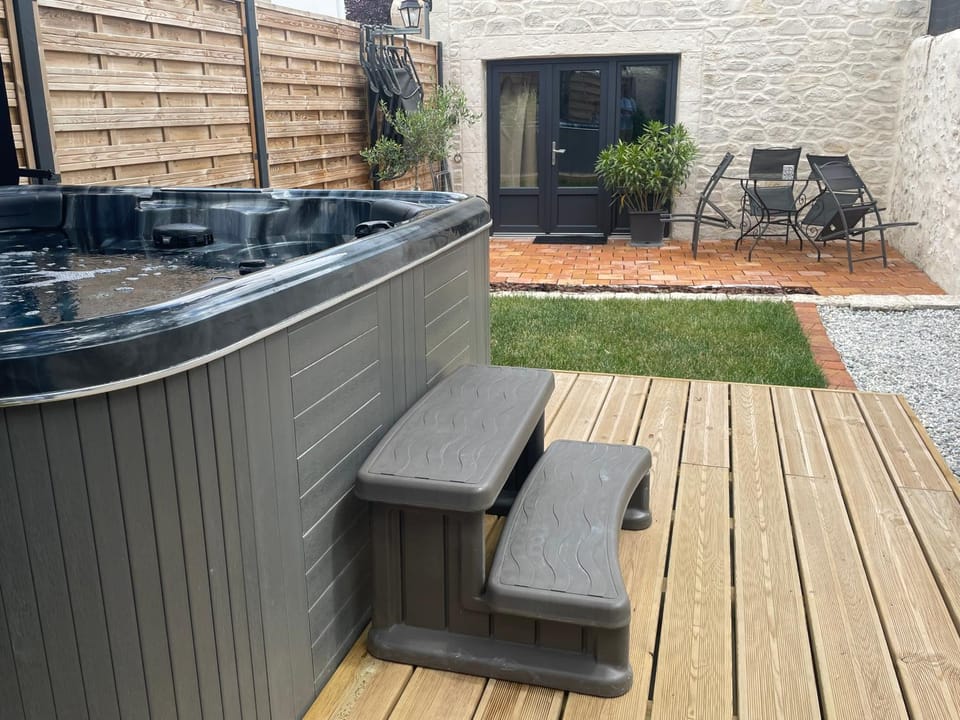 Hot Tub, Inner courtyard view