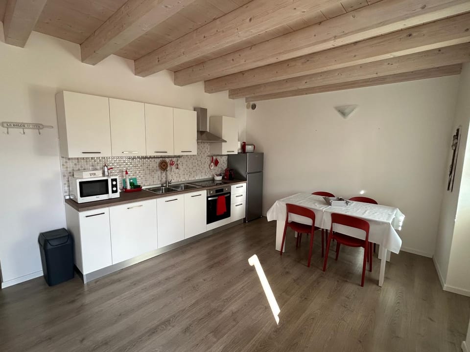 Coffee/tea facilities, Kitchen or kitchenette, Dining area, oven, stove, toaster