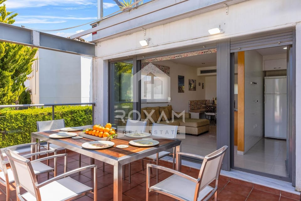 Day, Balcony/Terrace, Living room, Food and drinks, Dining area