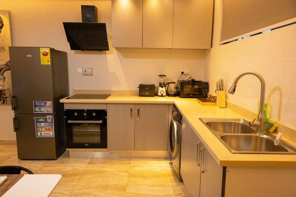 Coffee/tea facilities, Kitchen or kitchenette, oven, stove