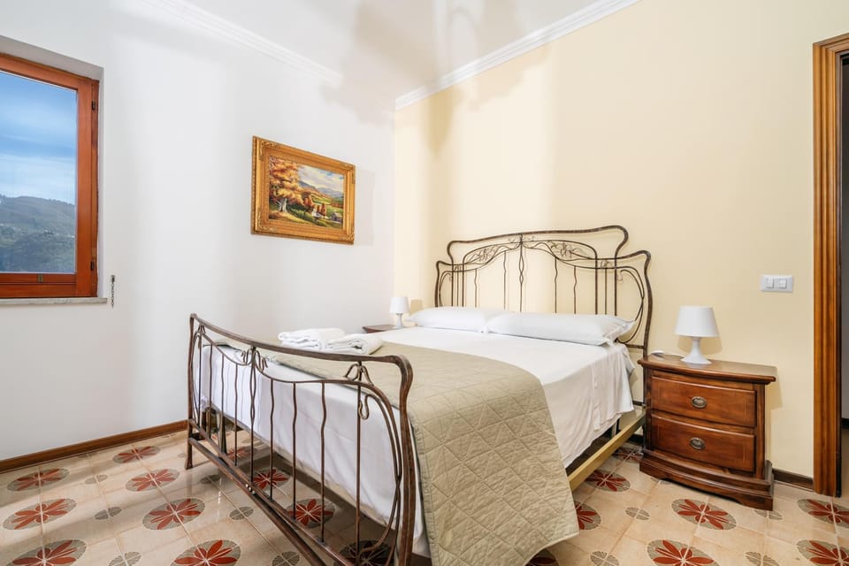 Photo of the whole room, Bedroom, heating