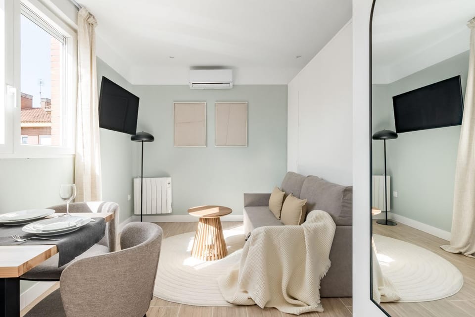 Bed, TV and multimedia, Living room, Photo of the whole room, Bedroom, air conditioner
