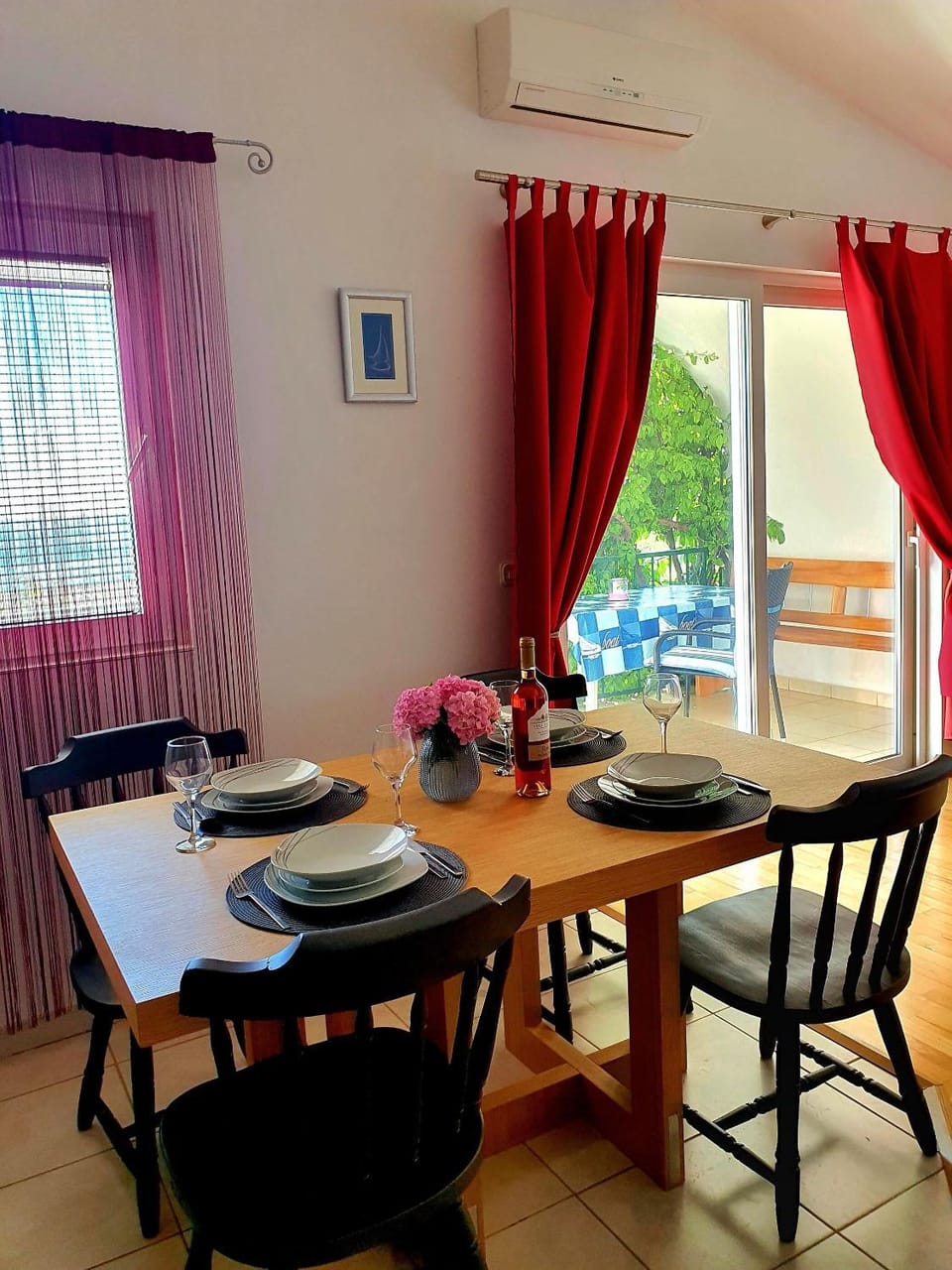 Seating area, Dining area, air conditioner