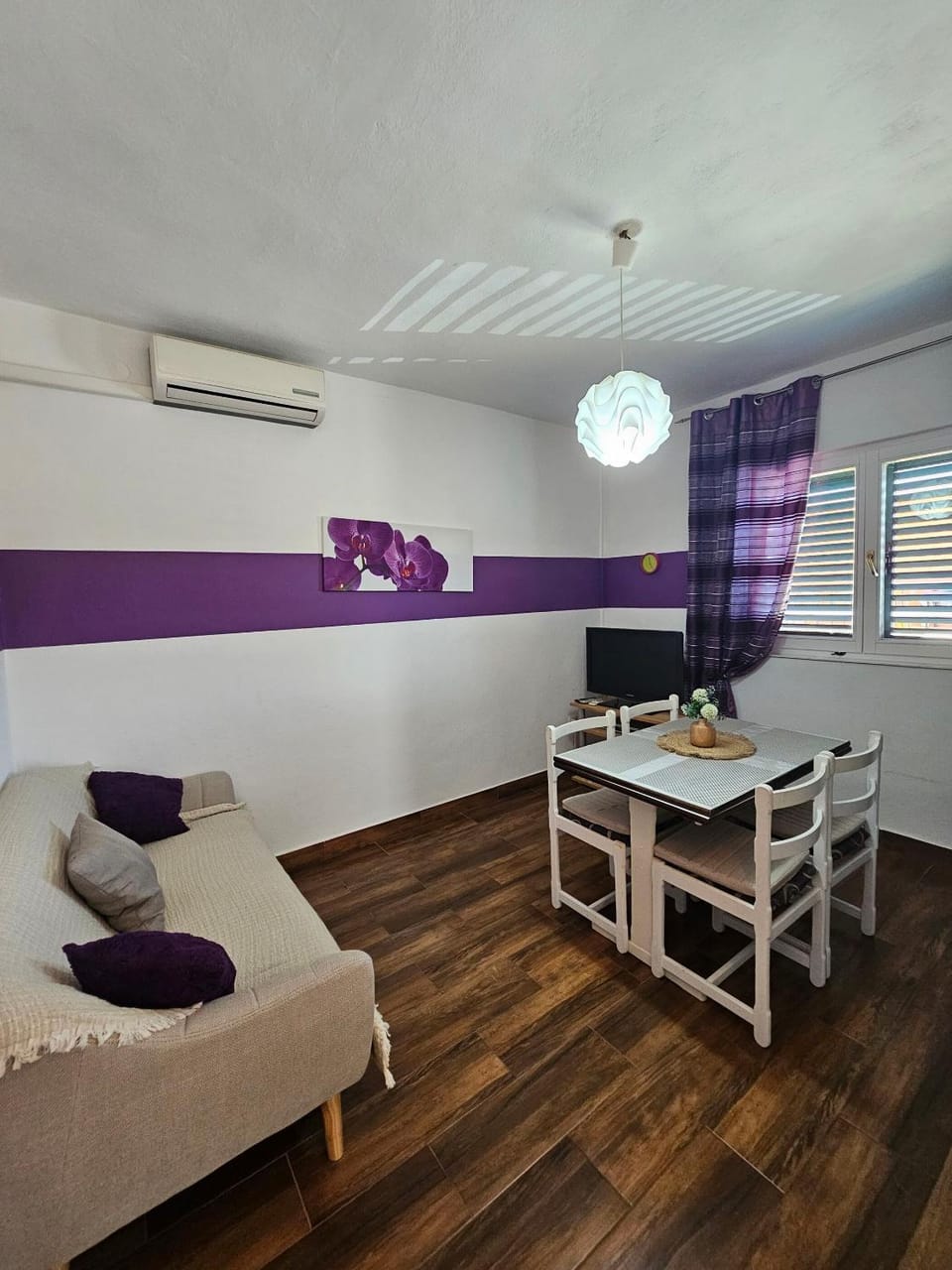 TV and multimedia, Living room, Photo of the whole room, Seating area, Dining area, Bedroom, air conditioner