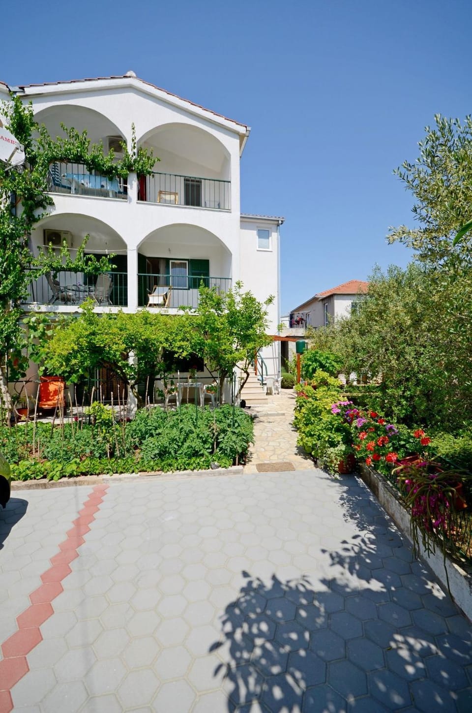 Property building, Facade/entrance, Spring, Garden, Location