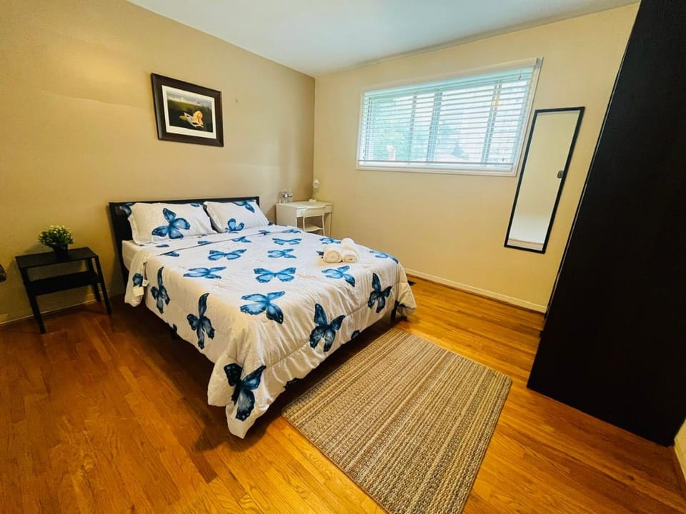 Cozy Stay, Self Check-In with Parking available upon request Bed and Breakfast in Vaughan