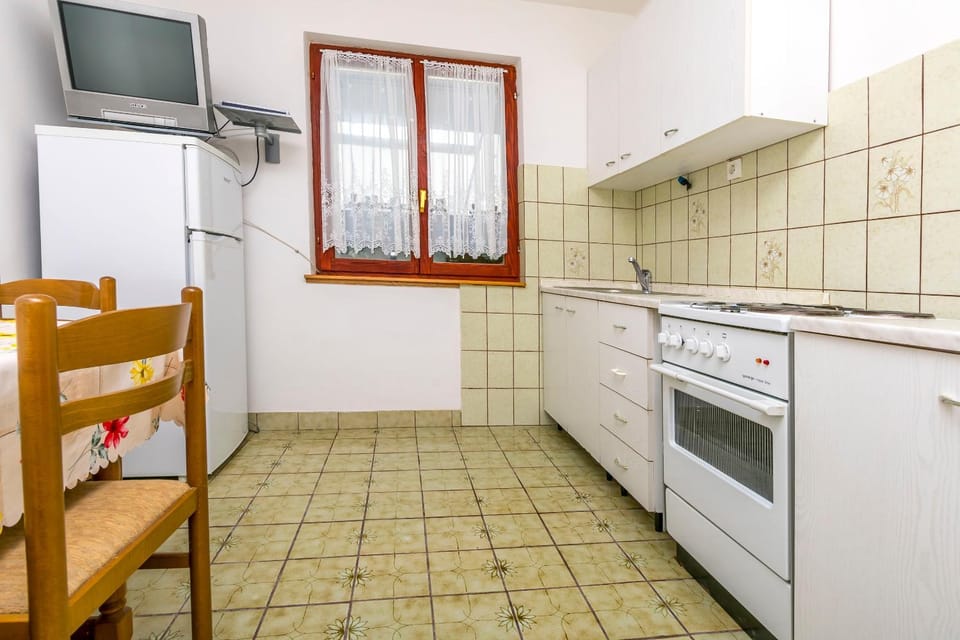 TV and multimedia, Kitchen or kitchenette, Dining area, oven, stove