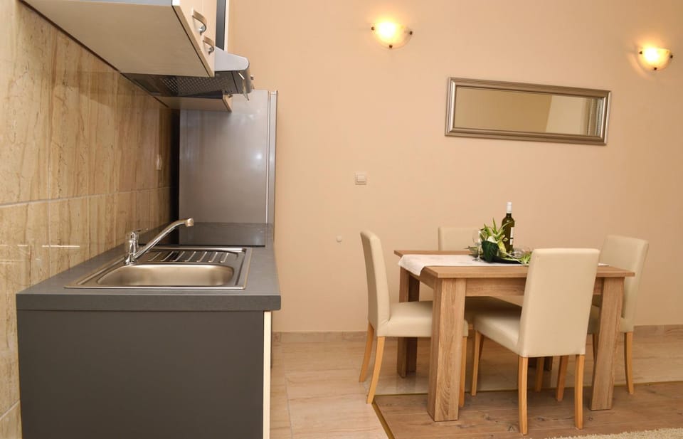 Coffee/tea facilities, Kitchen or kitchenette, Dining area