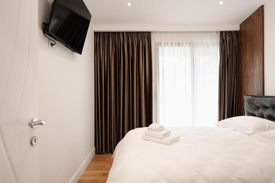 Bed, TV and multimedia, Photo of the whole room, Bedroom, towels