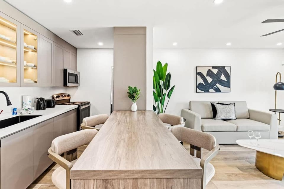 Ocean Breeze 5B Apartment in Lower Grand Lagoon