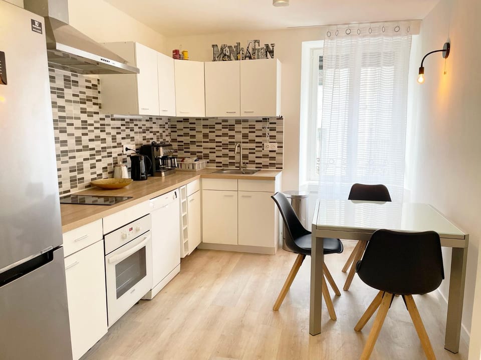 Coffee/tea facilities, oven, kitchen
