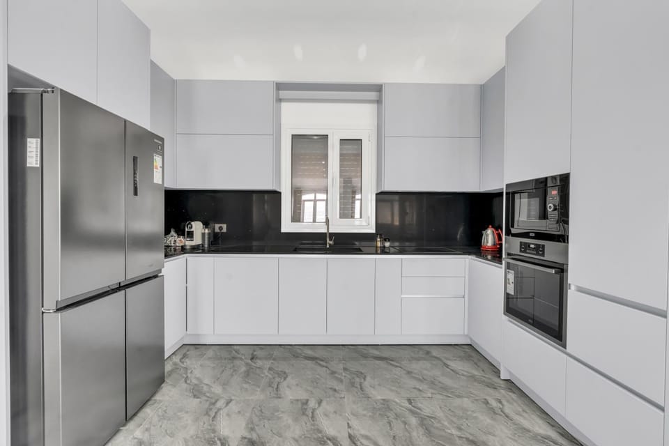 Kitchen or kitchenette, dishwasher, minibar, oven, stove