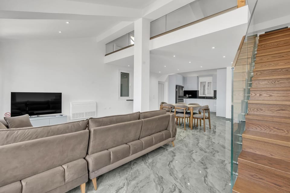 Living room, Seating area, Dining area, air conditioner