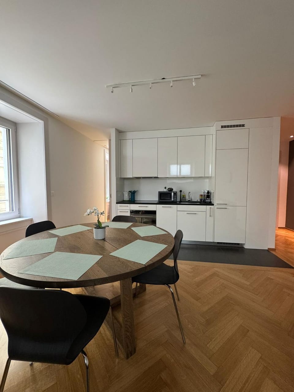 Kitchen or kitchenette, Dining area, minibar, oven, stove, kitchen