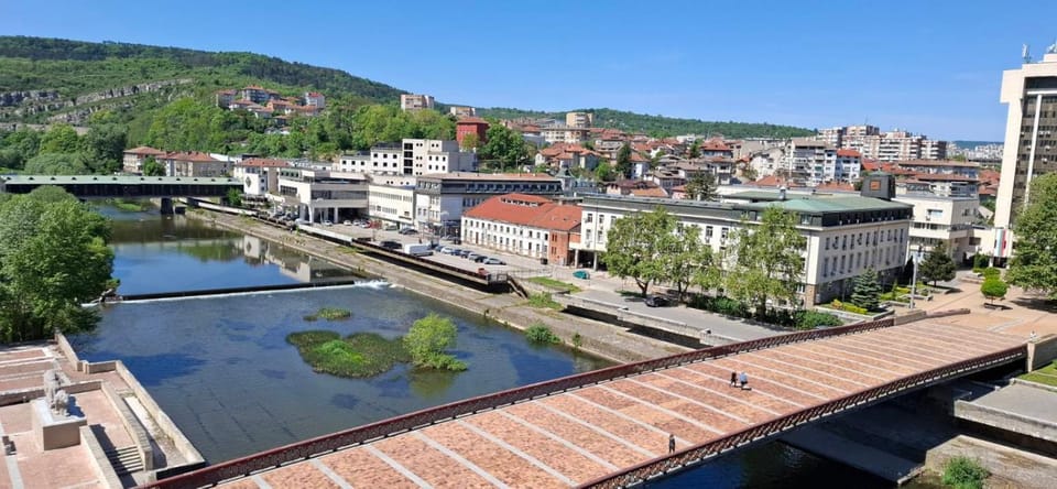 Nearby landmark, View (from property/room), City view, River view