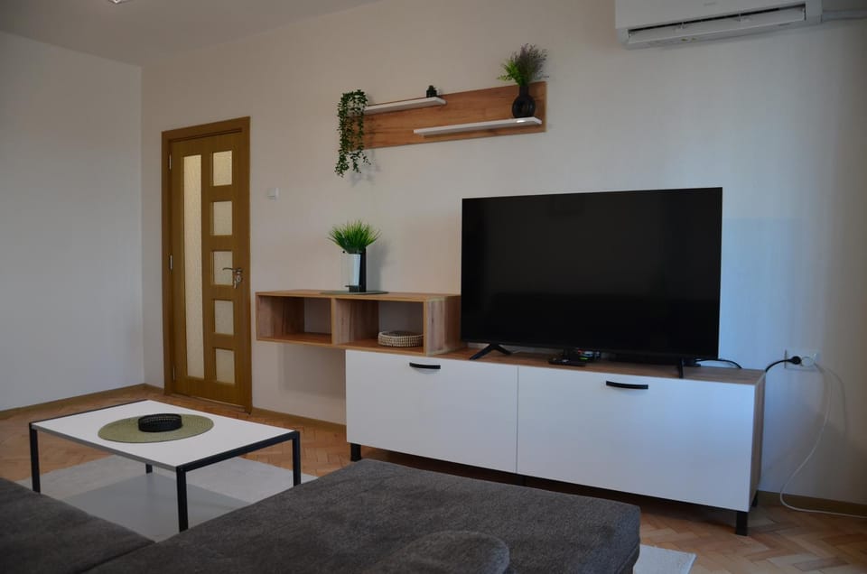 Communal lounge/ TV room, Living room, Seating area, air conditioner