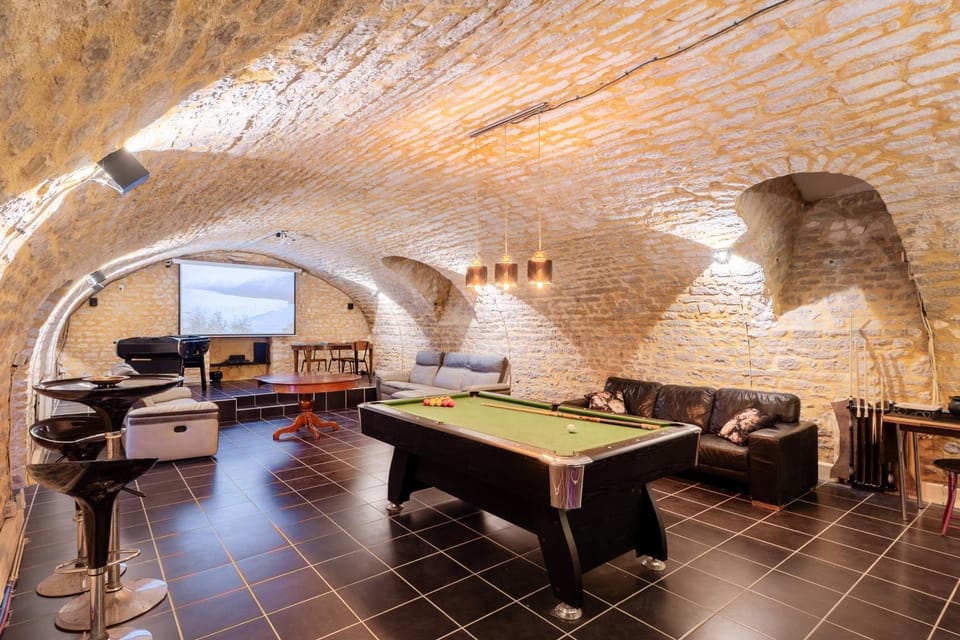 Billiard, Game Room, Lounge or bar