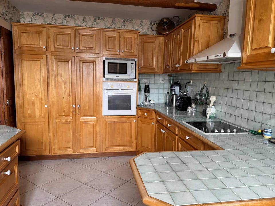 Coffee/tea facilities, Kitchen or kitchenette, dishwasher, oven, stove, toaster