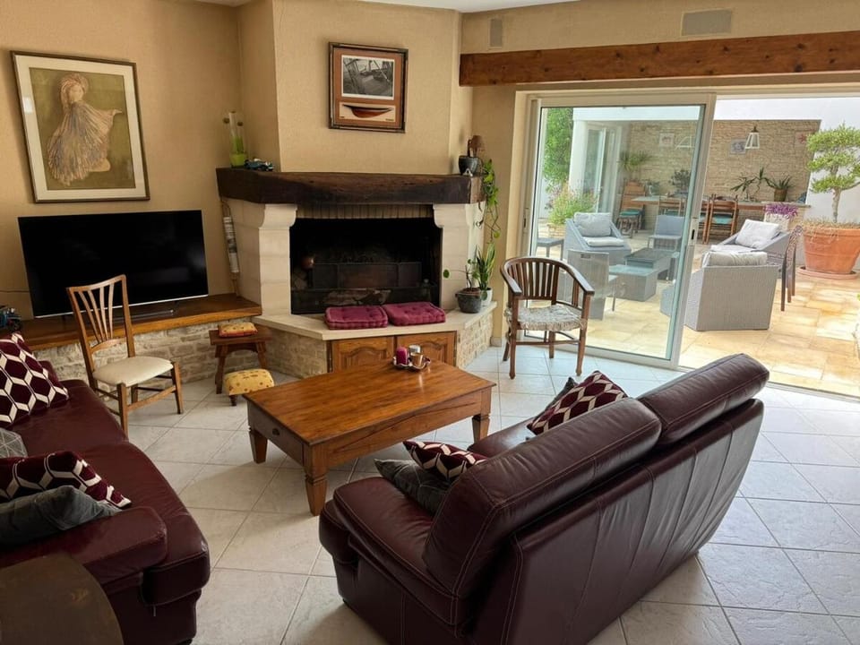 Communal lounge/ TV room, TV and multimedia, Living room, Seating area