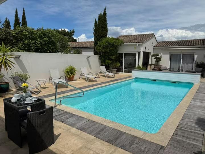 Property building, Day, Swimming pool