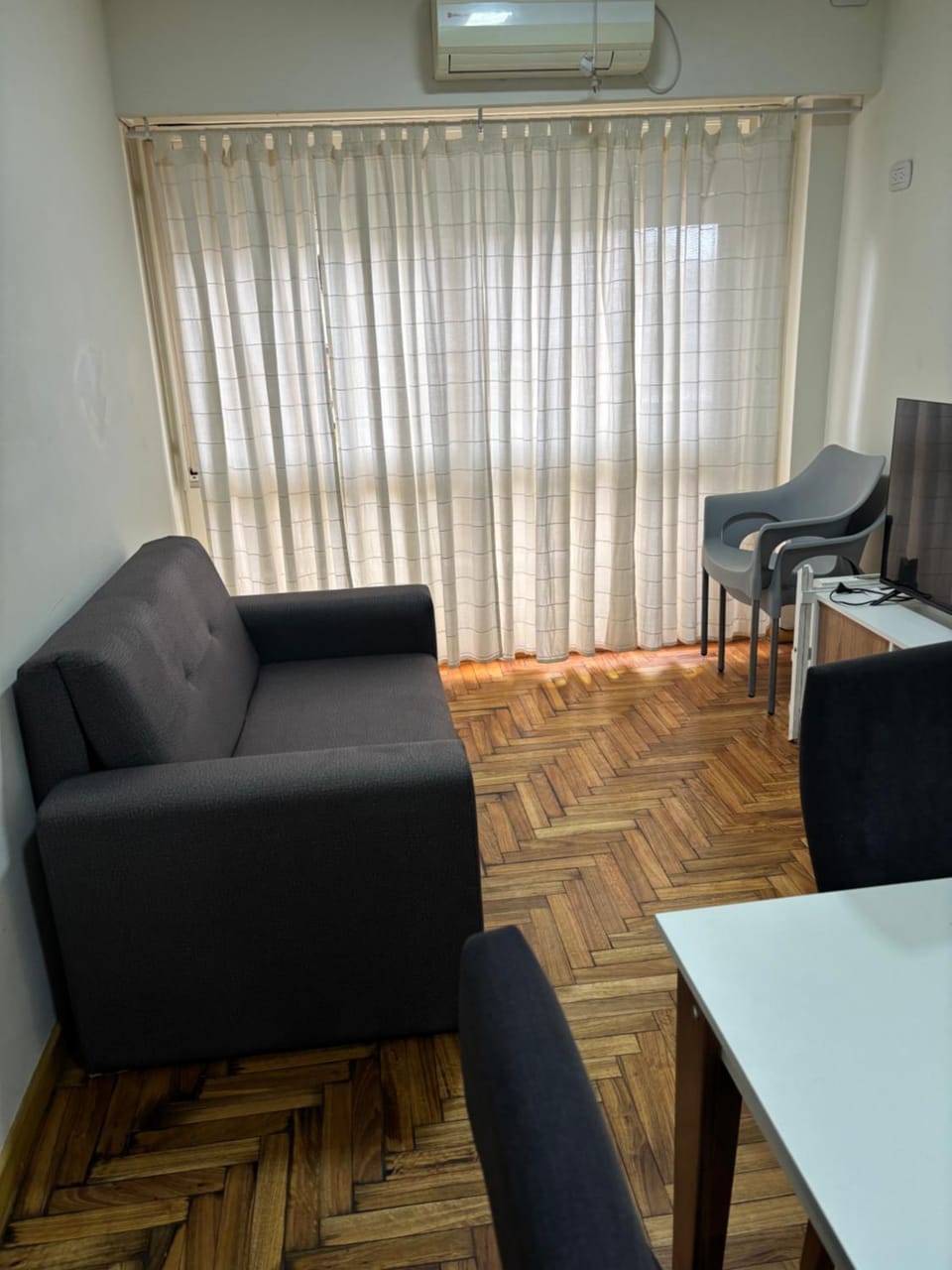 Seating area, air conditioner