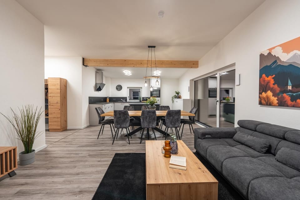 Kitchen or kitchenette, Living room, Banquet/Function facilities, Seating area, Dining area