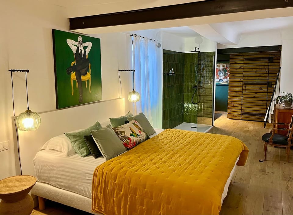 Photo of the whole room, Bedroom