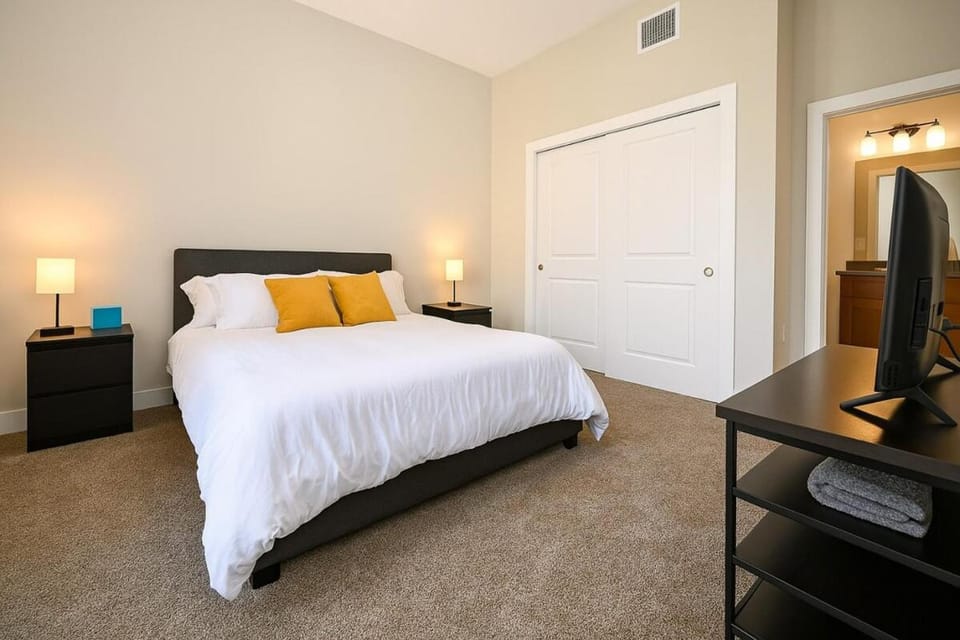 Luxe Downtown Suite Stadiums, R&R HoF, Casino Apartment in Cleveland Heights