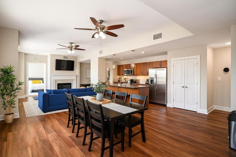 Luxe Downtown Suite Stadiums, R&R HoF, Casino Apartment in Cleveland Heights