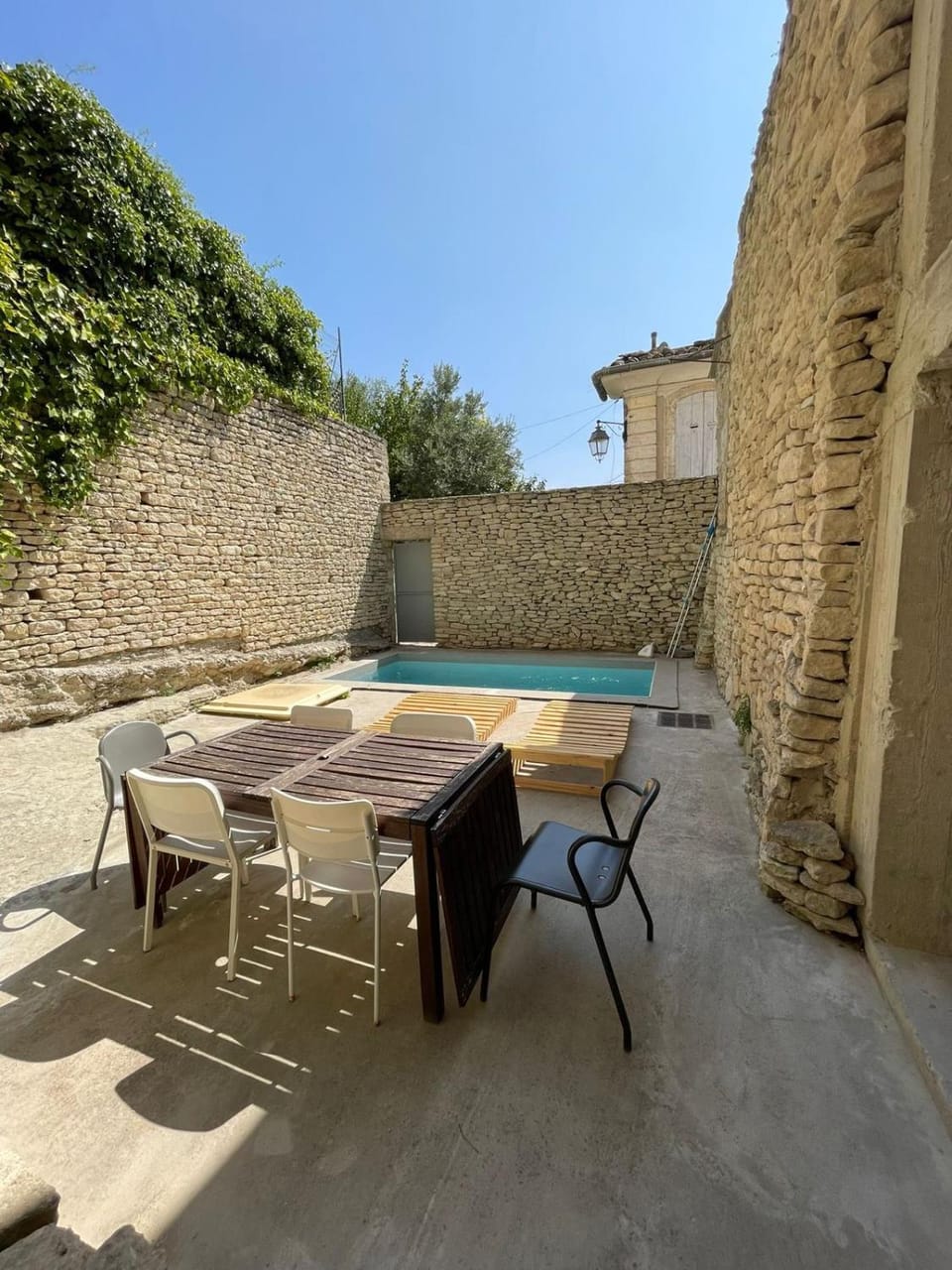 Patio, Dining area, Pool view, Swimming pool, sunbed