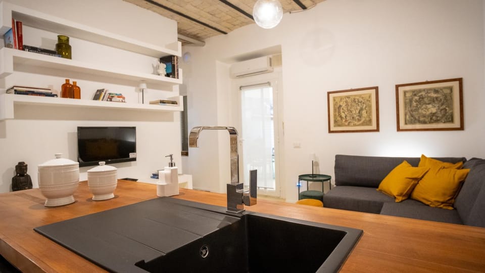 TV and multimedia, Kitchen or kitchenette, Seating area