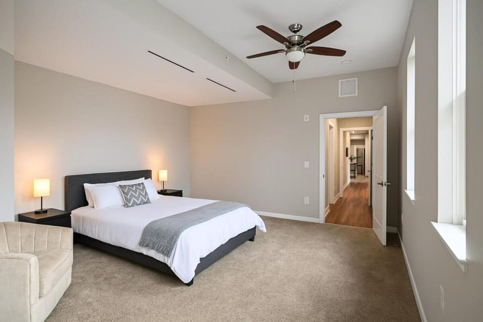 Luxe Downtown Suite Stadiums, Casino, R&R Hall Apartment in Cleveland Heights