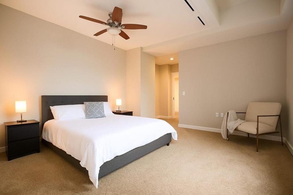 Luxe Downtown Suite Stadiums, Casino, R&R Hall Apartment in Cleveland Heights