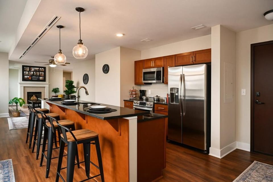 Luxe Downtown Suite Stadiums, Casino, R&R Hall Apartment in Cleveland Heights