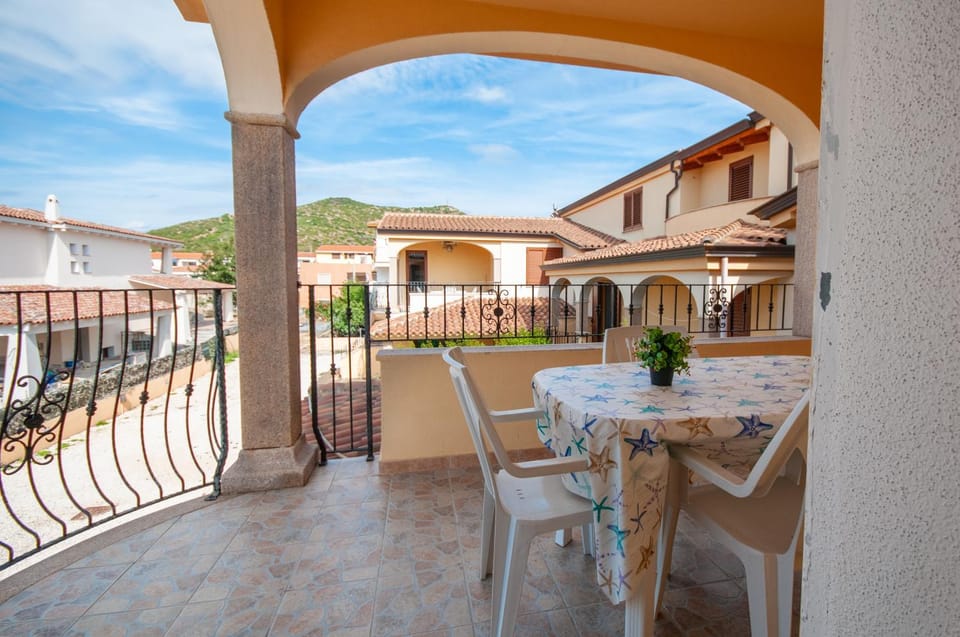Property building, Patio, Balcony/Terrace, Dining area, Mountain view