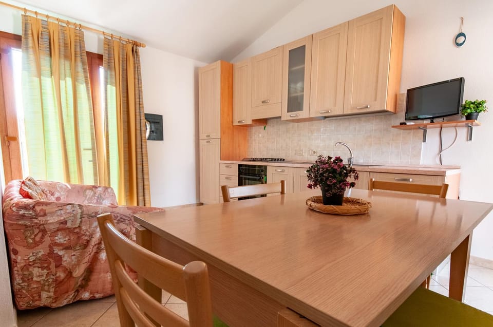 Kitchen or kitchenette, Living room, Dining area, oven, stove