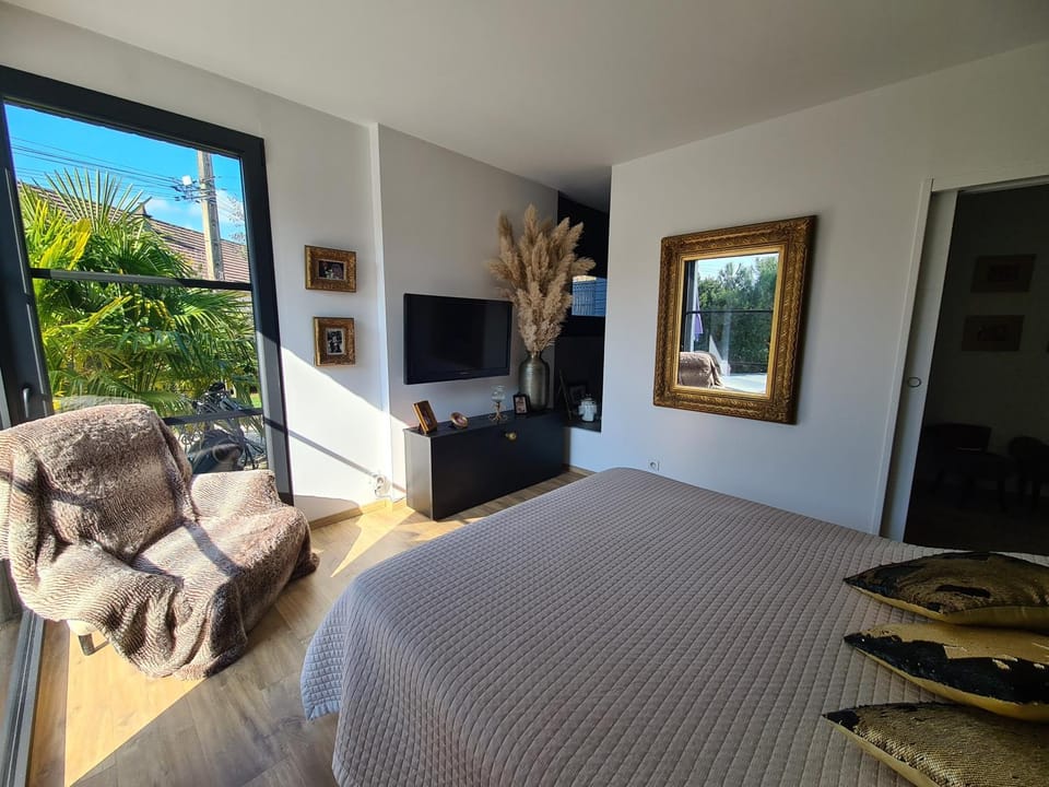 Bed, TV and multimedia, Bedroom