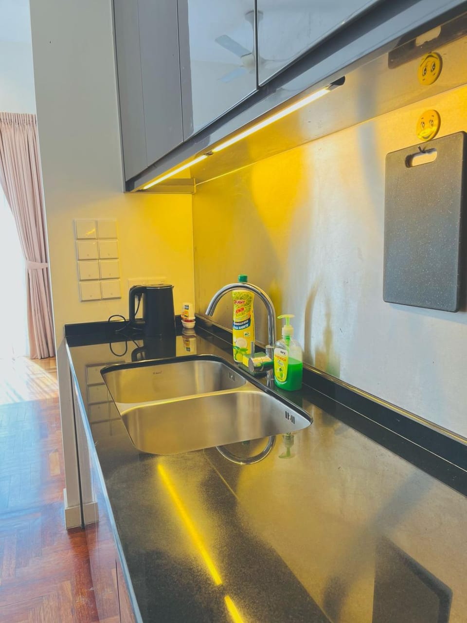Coffee/tea facilities, Kitchen or kitchenette, stove