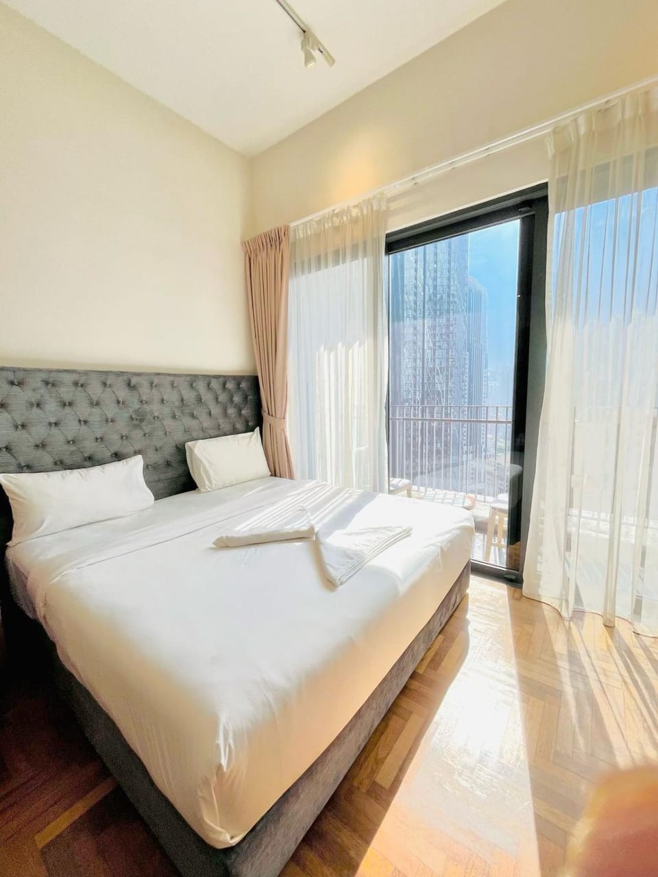 Bed, Living room, towels