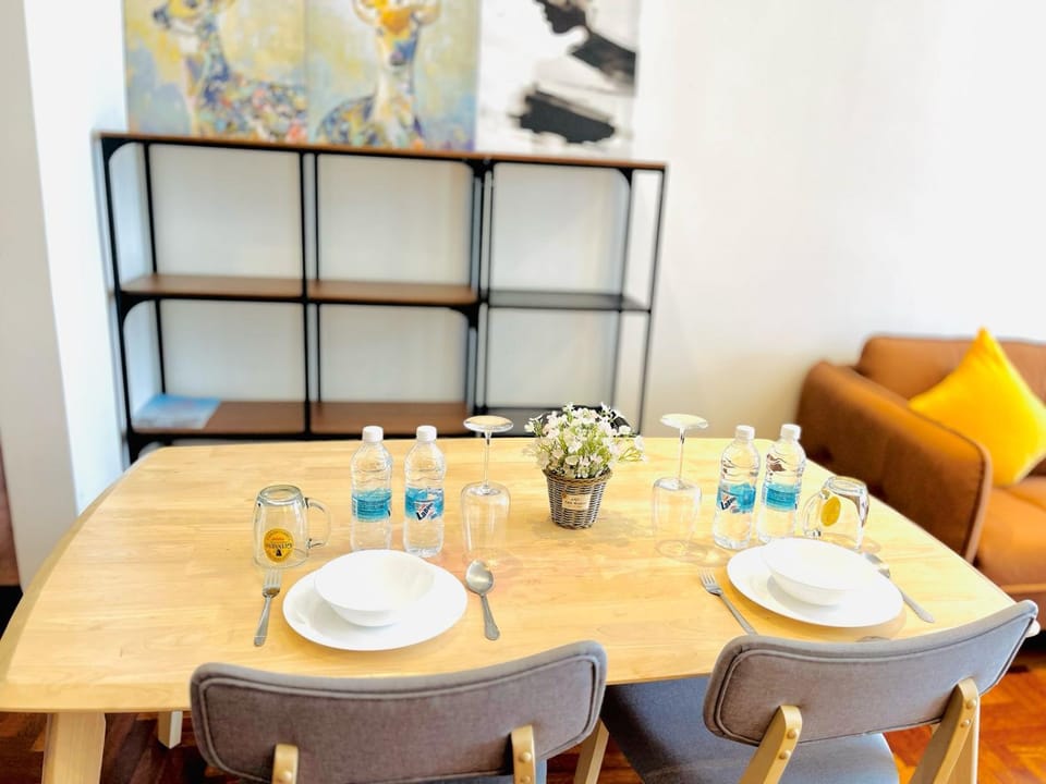 Living room, Food and drinks, Dining area