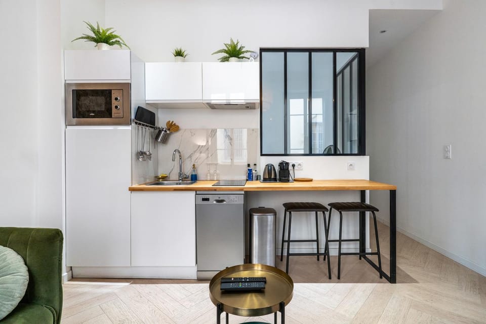 Coffee/tea facilities, oven, stove, kitchen