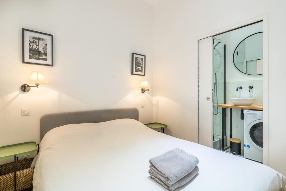 Bed, Bathroom, Photo of the whole room, Bedroom, towels