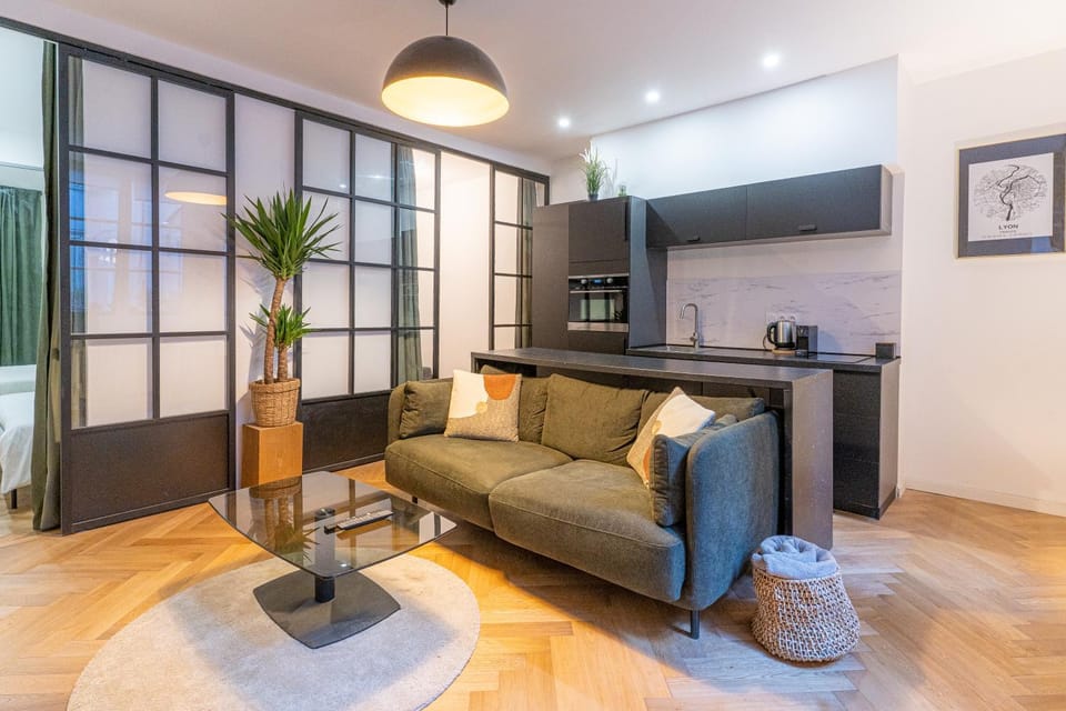 TV and multimedia, Kitchen or kitchenette, Living room, Seating area, stove, kitchen