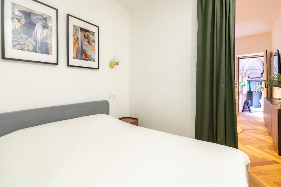 View (from property/room), Photo of the whole room, Bedroom, Inner courtyard view