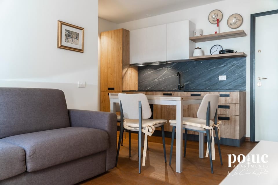 Kitchen or kitchenette, Seating area, Dining area, stove