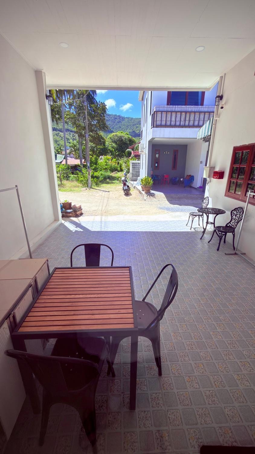 Patio, Day, Seating area, Dining area