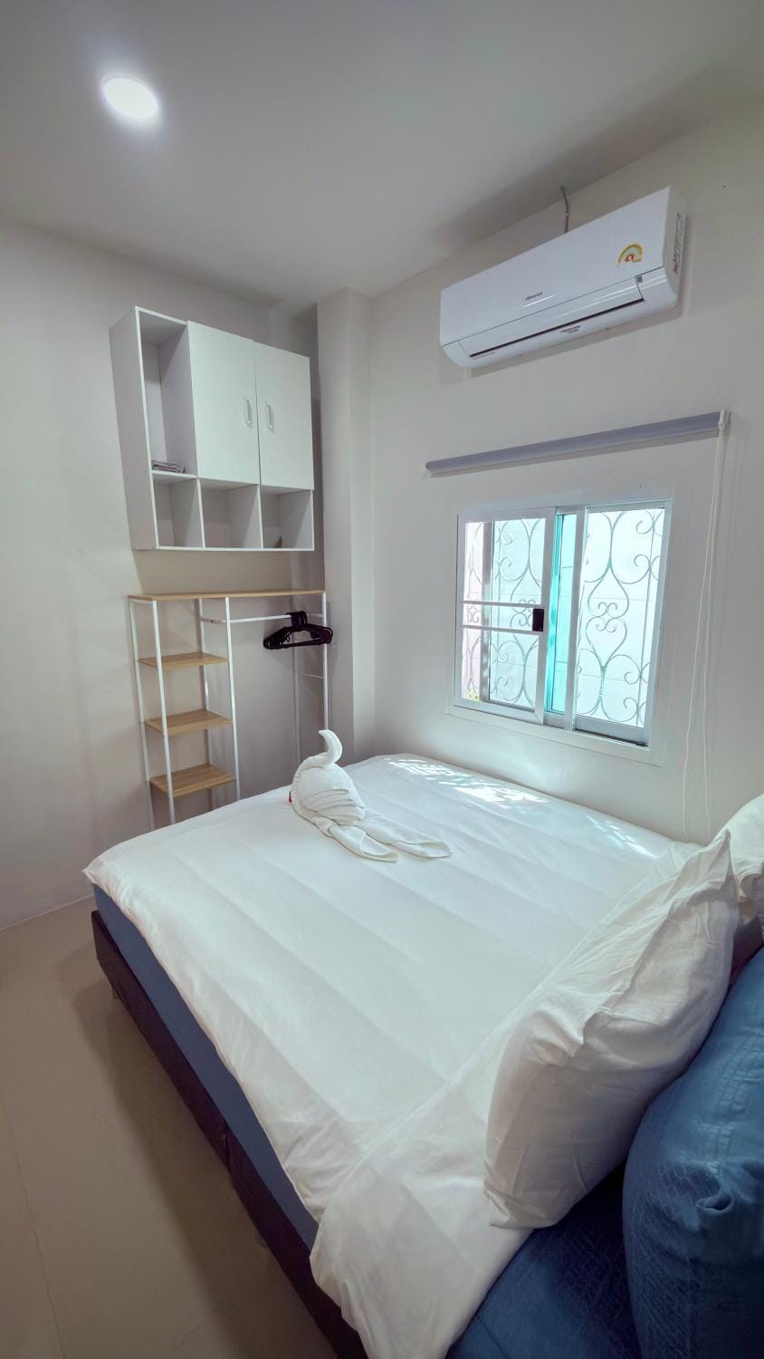 Bed, Photo of the whole room, Bedroom, air conditioner