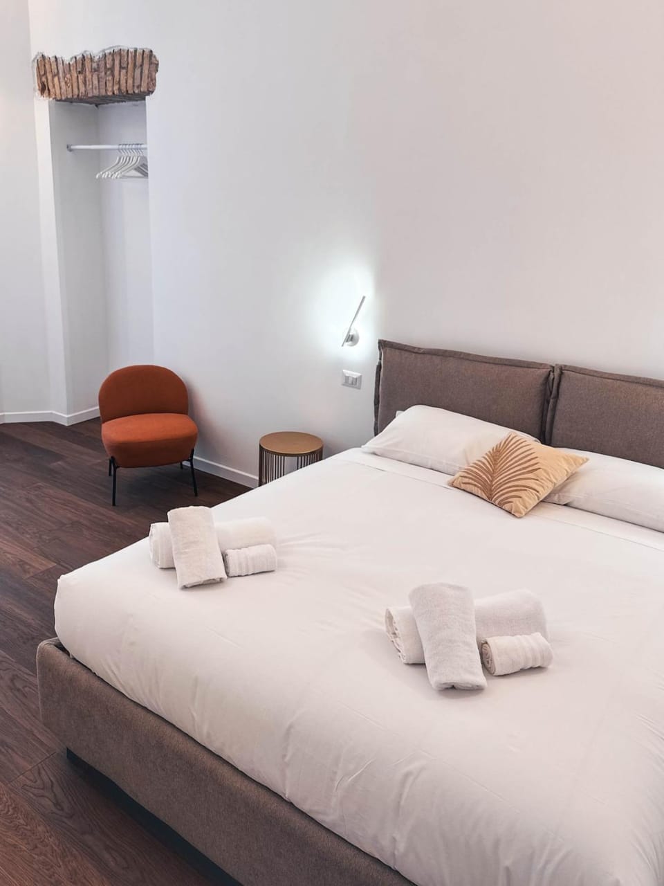 Bed, Bedroom, towels