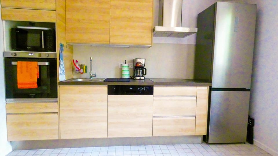 Coffee/tea facilities, dishwasher, microwave, oven, stove, toaster, kitchen